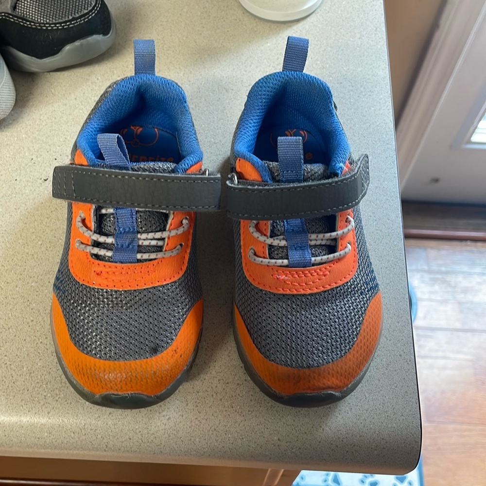 Toddler tennis shoes